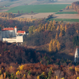 Ojcow, Zamek Krolewski w Pieskowej Skale. EU, PL, Malopolska. Lotnicze.